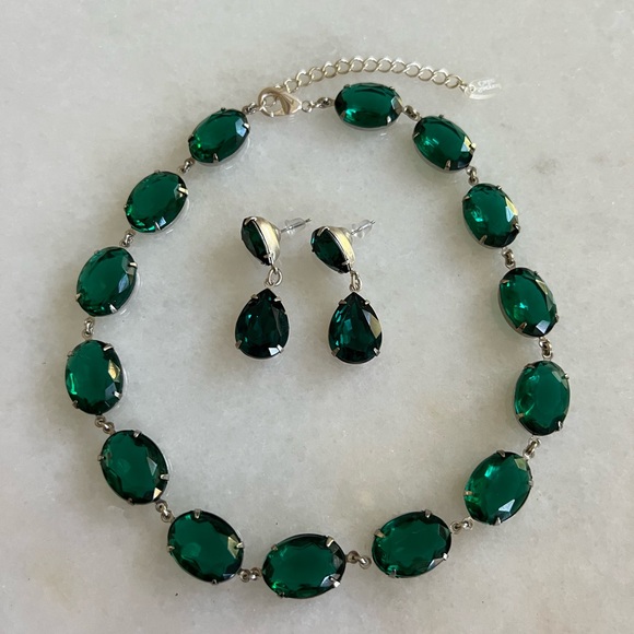 Holiday Oval Emerald Green Jewelry Set! Glitzy Shiny Sparkly Chocker Earring Set - Picture 2 of 5